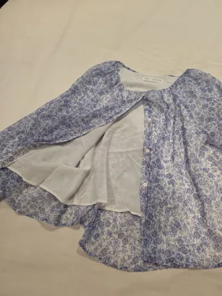 Blusa Zara niña flores azul y blanco.Puño goma