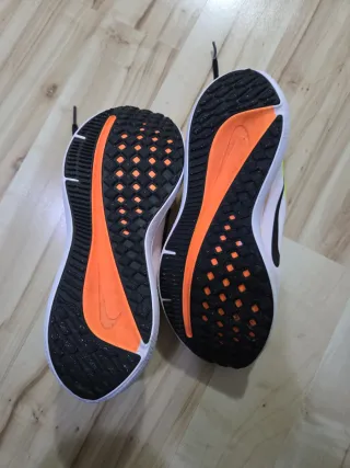 Zapatillas Nike Running Naranja y Blanco