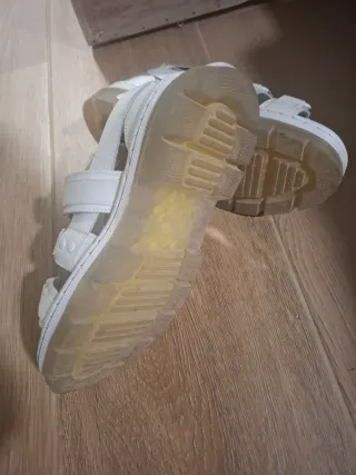 Sandalias Dr. Martens Blancas