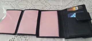 Cartera pequeña de cuero negro