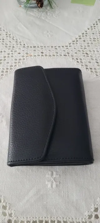 Cartera pequeña de cuero negro