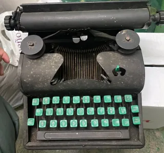 Máquina de escribir antigua decorativa