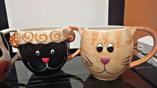 Tazze in ceramica di animali fatte a mano