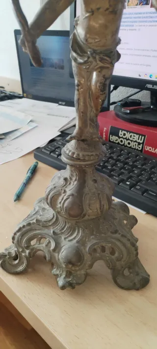 Figura ángel fundición sobre peana