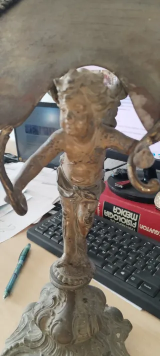 Figura ángel fundición sobre peana