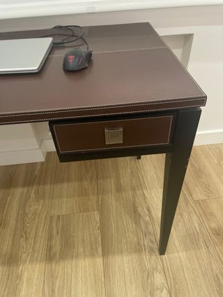 Escritorio de madera maciza con tapete de cuero,