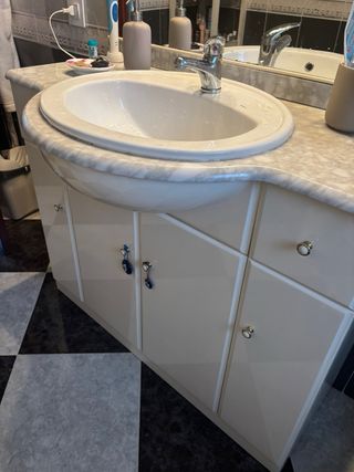 Mueble de baño con lavabo, espejo y luces