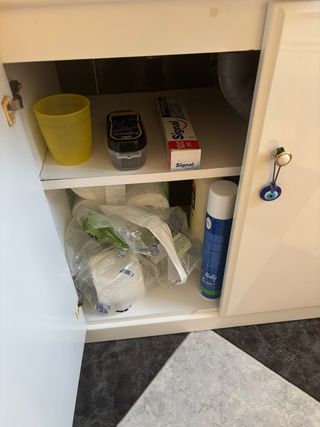 Mueble de baño con lavabo, espejo y luces