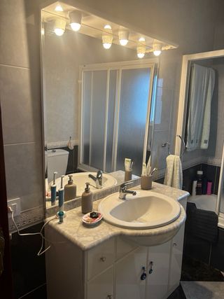 Mueble de baño con lavabo, espejo y luces