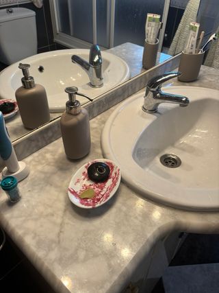 Mueble de baño con lavabo, espejo y luces