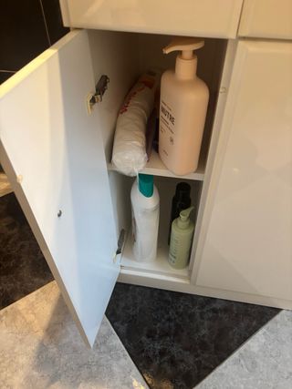 Mueble de baño con lavabo, espejo y luces