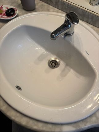 Mueble de baño con lavabo, espejo y luces