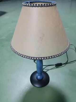 Lámpara colgante de 5 brazos beige y azul.