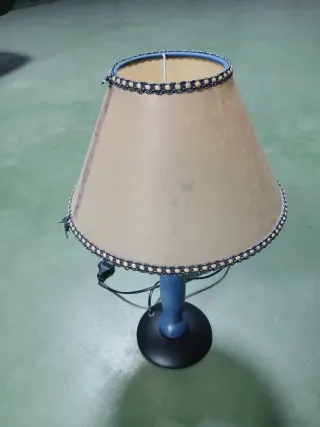 Lámpara colgante de 5 brazos beige y azul.