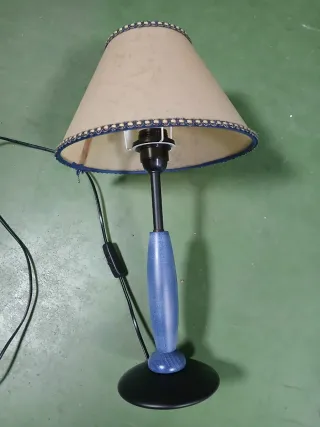 Lámpara colgante de 5 brazos beige y azul.