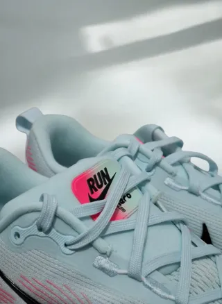 Nike Vomero 18 Glacier Blue/Black/White talla 44