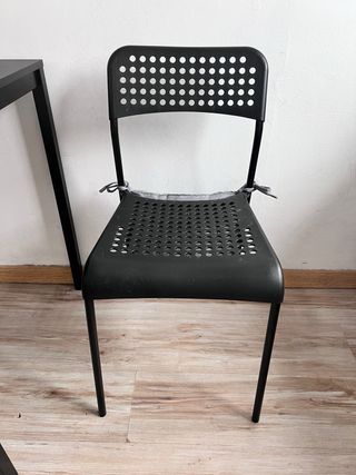 Pack Mesa negra Sandsberg + 2 Sillas con cojines