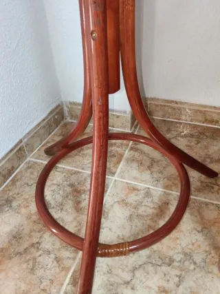 Perchero de madera estilo clásico