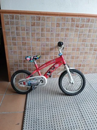 Bicicleta infantil roja