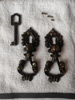 Antiguos tiradores de bronce con llave