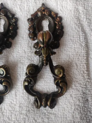 Antiguos tiradores de bronce con llave