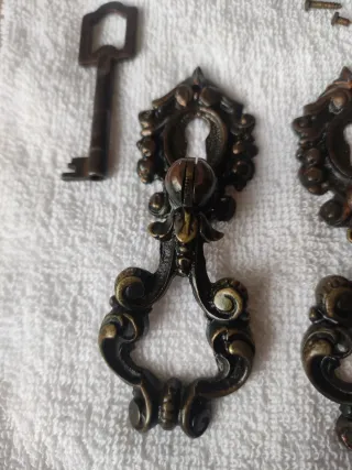 Antiguos tiradores de bronce con llave