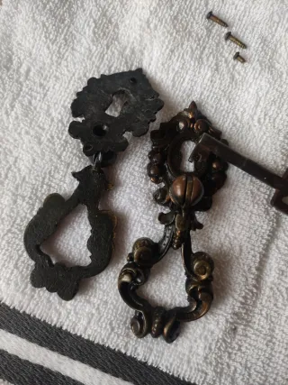 Antiguos tiradores de bronce con llave