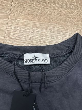 Felpa pullover Stone Island grigia elegante