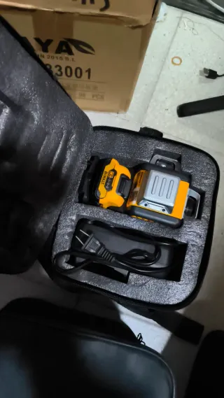 Nivel Láser DeWalt con Batería y Cargador