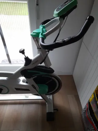 Bicicleta Estática Spinning Blanca y Verde