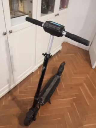 Patinete eléctrico ligero con cargador y bolsa