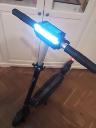 Patinete eléctrico ligero con cargador y bolsa