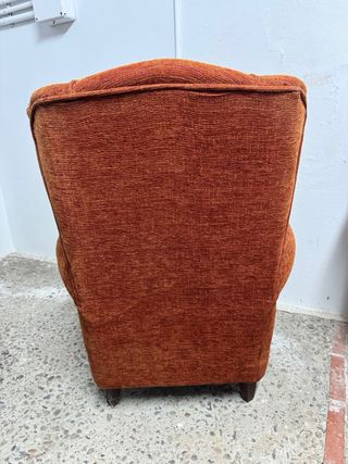 Sillón orejero tela texturizada naranja