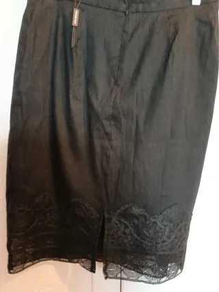 Falda negra con encaje muy favorecedor