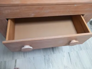 Cómoda de madera con 3 cajones