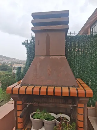 Barbacoa de ladrillo con chimenea