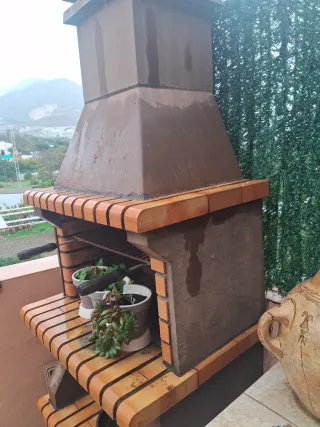 Barbacoa de ladrillo con chimenea