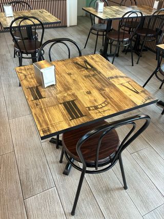 Mesa y 4 sillas, disponible de 6 juegos