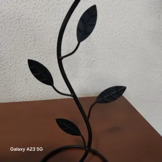 Candelabro de metal com flores