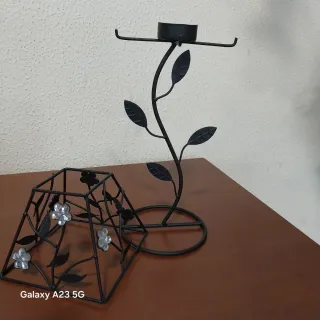 Candelabro de metal com flores