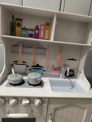 Cocinita de madera blanca con accesorios