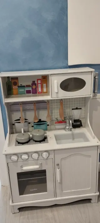 Cocinita de madera blanca con accesorios