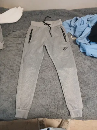 Sudadera Nike Gris con Cremallera y Capucha