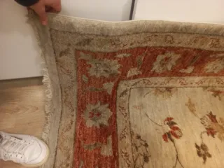 Alfombra de lana beige y roja