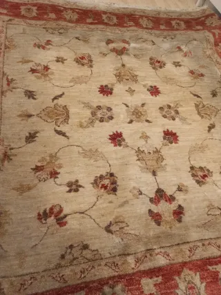 Alfombra de lana beige y roja