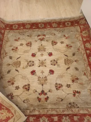 Alfombra de lana beige y roja