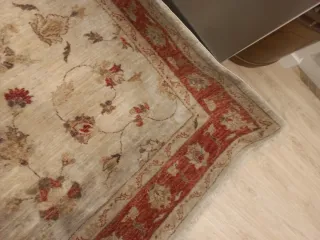 Alfombra de lana beige y roja