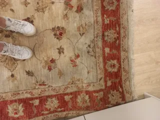 Alfombra de lana beige y roja