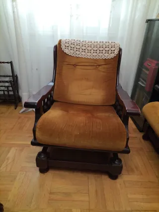 Sofá de terciopelo y madera y 2 mecedoras