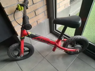 Bicicleta sin pedales B'TWIN roja